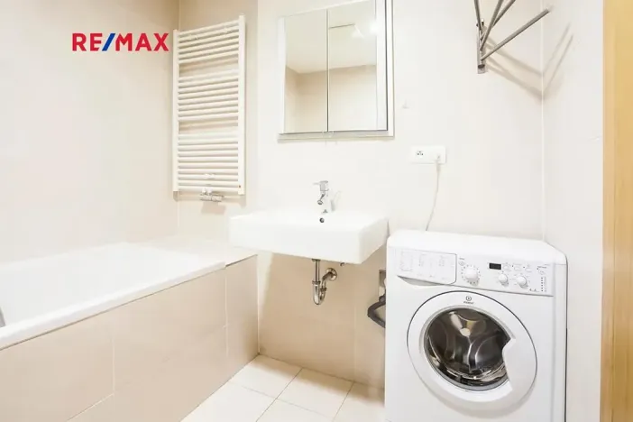 Prodej bytu 1+kk, Praha - Žižkov, Ke kapslovně, 38 m2