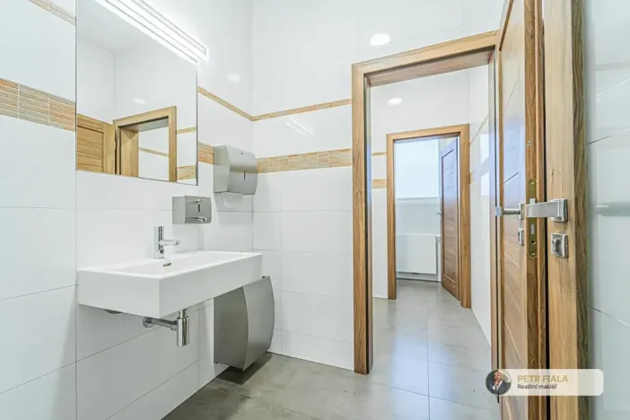 Pronájem kanceláře, Praha, Dopraváků, 258 m2