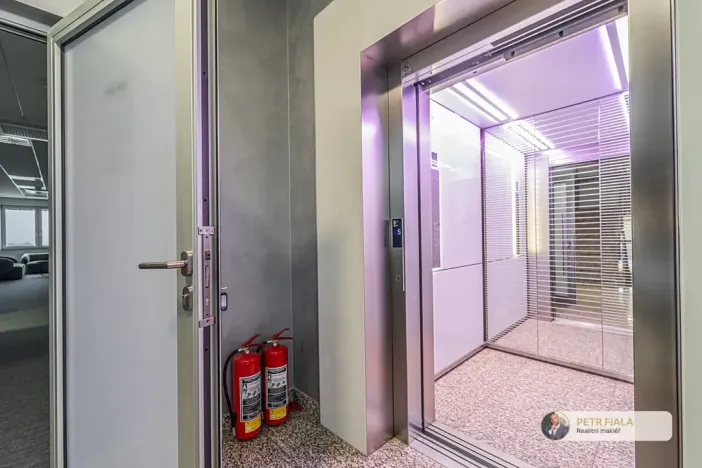 Pronájem kanceláře, Praha, Dopraváků, 240 m2