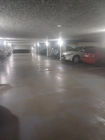 Pronájem garážového stání, Brno, Kosmova, 14 m2