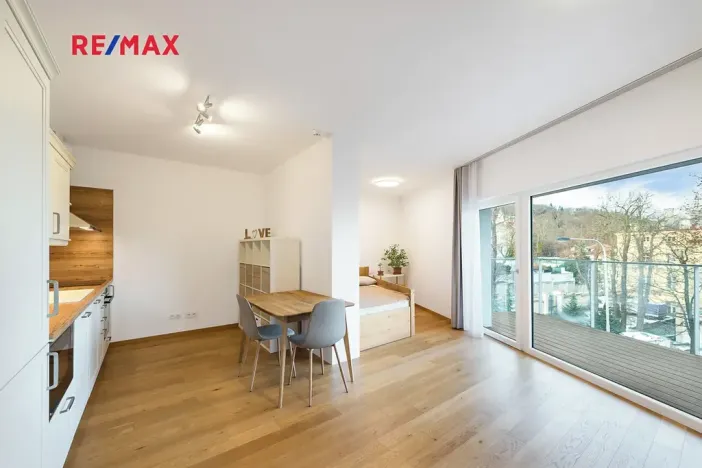 Pronájem bytu 1+kk, Praha - Smíchov, Kobrova, 43 m2