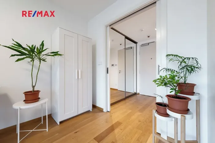 Pronájem bytu 1+kk, Praha - Smíchov, Kobrova, 43 m2