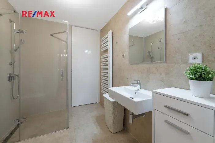 Pronájem bytu 1+kk, Praha - Smíchov, Kobrova, 43 m2