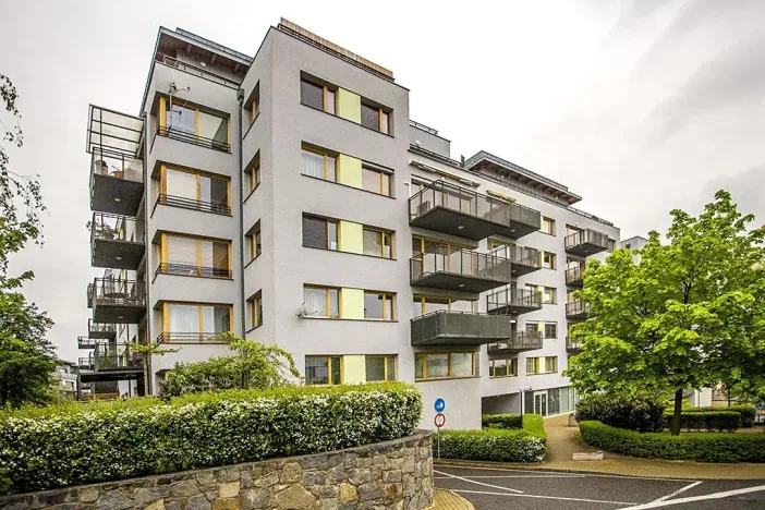 Pronájem garážového stání, Praha - Vokovice, Tibetská, 12 m2