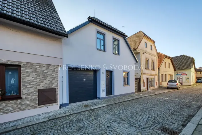 Prodej rodinného domu, Kamenice nad Lipou, nám. Husovo, 210 m2