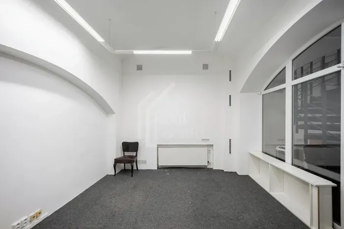 Pronájem kanceláře, Praha - Smíchov, Kořenského, 221 m2