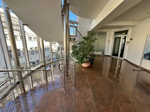 Pronájem kanceláře, Praha - Karlín, Prvního pluku, 239 m2