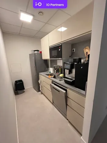 Pronájem kanceláře, Praha - Holešovice, Dělnická, 1251 m2