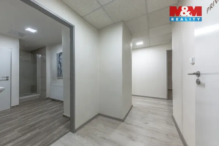 Pronájem obchodního prostoru, Liberec - Liberec IV-Perštýn, nám. Dr. E. Beneše, 100 m2