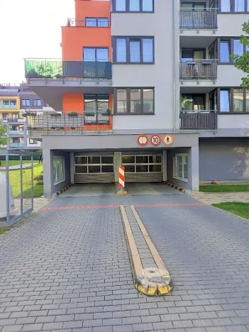 Pronájem garážového stání, Praha - Stodůlky, Laurinova, 15 m2