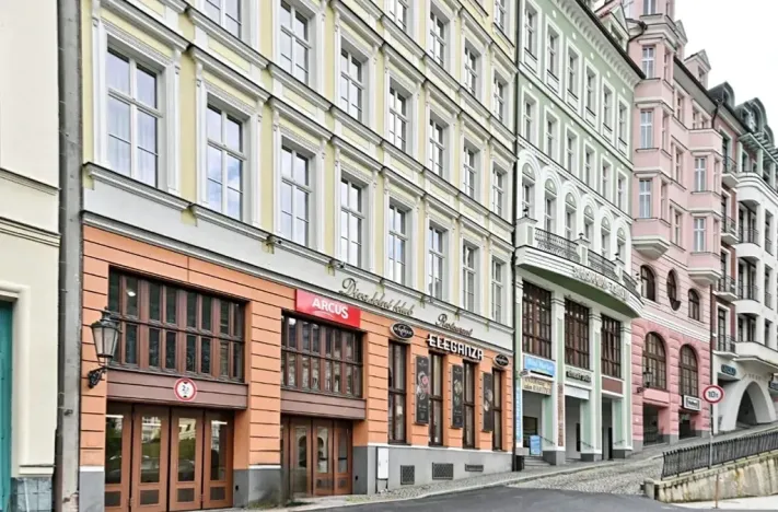 Prodej obchodního prostoru, Karlovy Vary, Divadelní náměstí, 100 m2