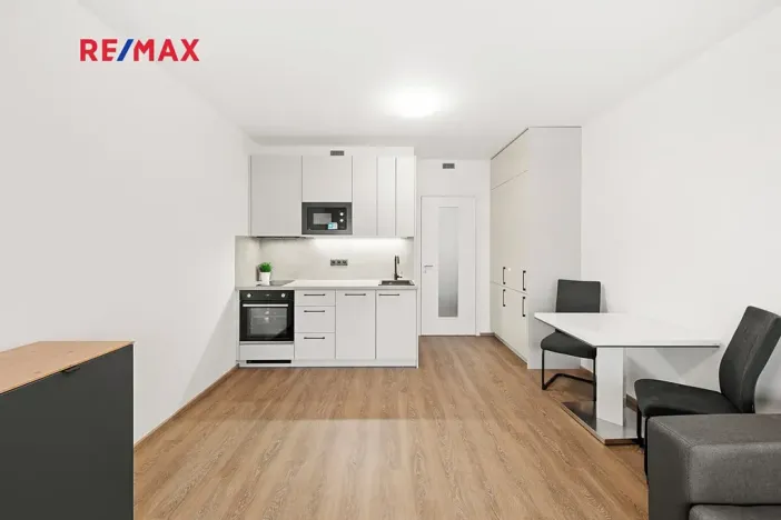 Pronájem bytu 1+kk, Praha - Hloubětín, Poděbradská, 33 m2