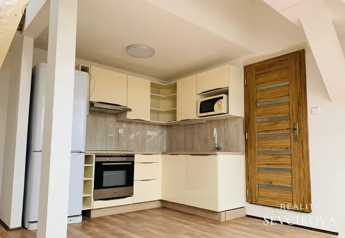 Pronájem atypického bytu, Hradec Králové, Smetanovo nábřeží, 80 m2