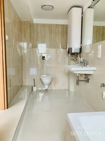 Pronájem atypického bytu, Hradec Králové, Smetanovo nábřeží, 80 m2