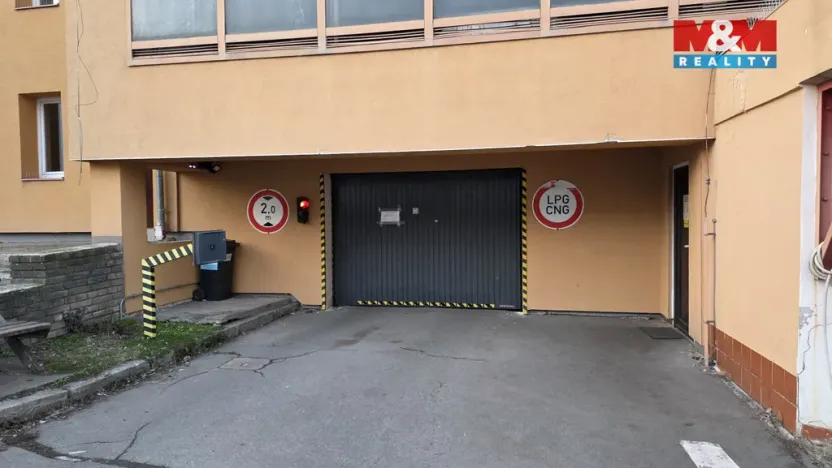 Pronájem garážového stání, Praha - Střížkov, Lovosická, 18 m2