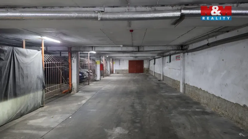 Pronájem garážového stání, Praha - Střížkov, Lovosická, 18 m2
