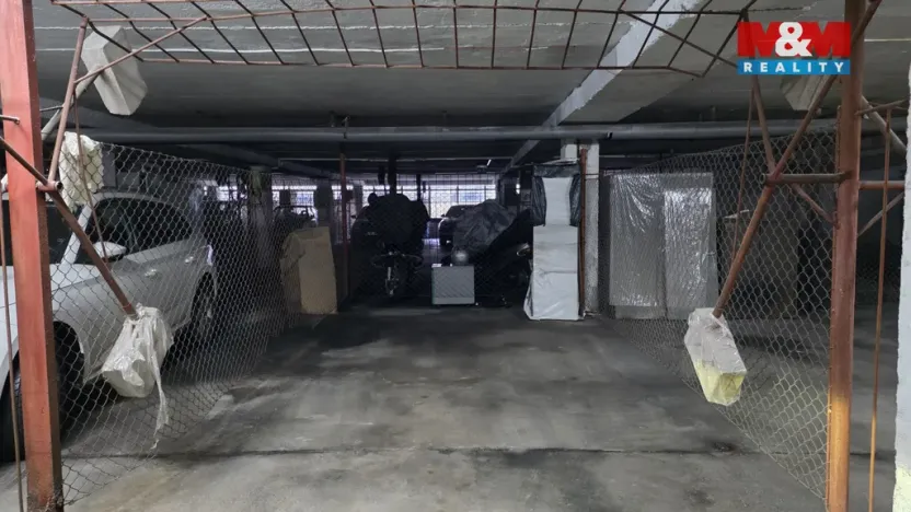 Pronájem garážového stání, Praha - Střížkov, Lovosická, 18 m2