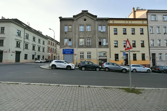 Pronájem garážového stání, Praha - Žižkov, Lupáčova, 18 m2