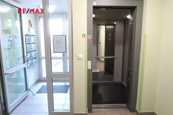 Pronájem bytu 1+kk, Praha - Hloubětín, Nepelova, 30 m2