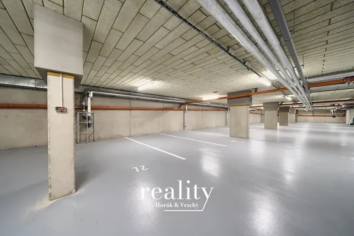 Pronájem garážového stání, Znojmo, Jarošova, 18 m2