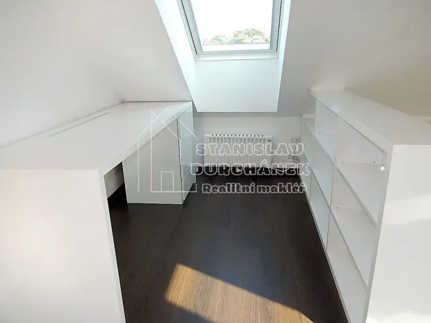 Pronájem bytu 1+kk, Praha - Kobylisy, Střelničná, 43 m2