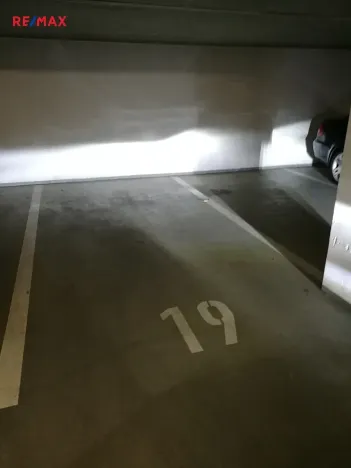 Pronájem garážového stání, Praha - Smíchov, Randova, 15 m2