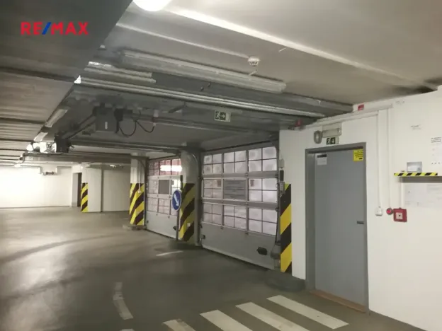 Pronájem garážového stání, Praha - Smíchov, Randova, 15 m2