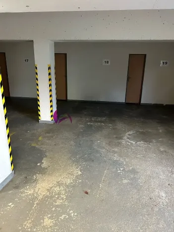 Pronájem garážového stání, Olomouc, Topolová, 15 m2