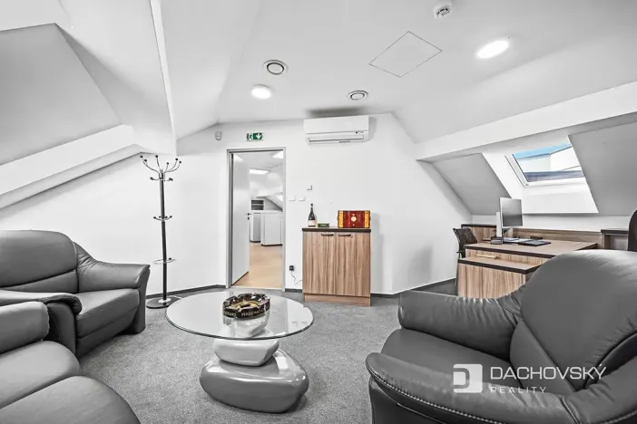 Prodej obchodního prostoru, Pardubice, K Dolíčku, 374 m2