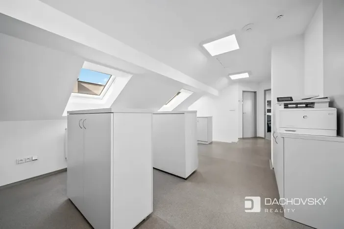 Prodej obchodního prostoru, Pardubice, K Dolíčku, 374 m2