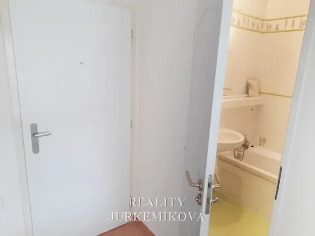 Pronájem bytu 2+kk, Praha - Modřany, Urbánkova, 49 m2