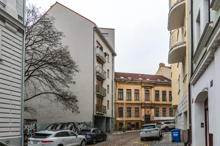 Pronájem garážového stání, Praha - Žižkov, Dalimilova, 13 m2