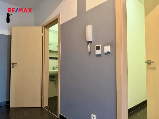 Pronájem bytu 1+kk, Brno, Houbalova, 9573 m2