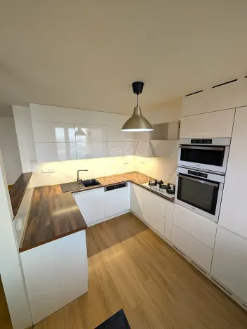 Prodej bytu 3+kk, Praha - Kobylisy, Klíčanská, 74 m2