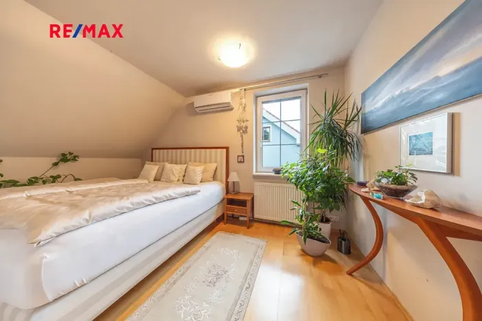 Prodej rodinného domu, Praha - Lochkov, V oudolku, 183 m2