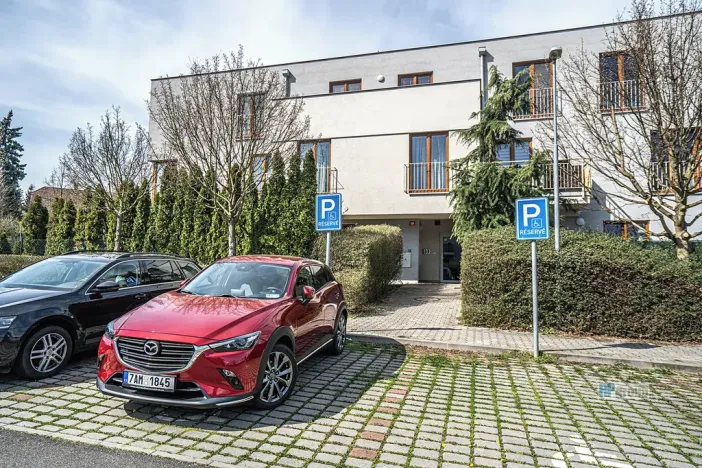 Prodej bytu 2+kk, Zbuzany, Lomená, 61 m2