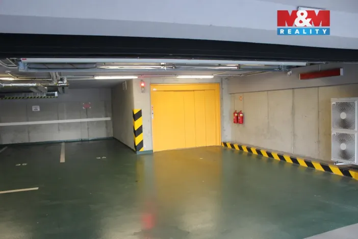 Pronájem garážového stání, Praha - Smíchov, Radlická, 13 m2