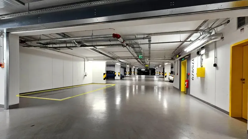 Pronájem garážového stání, Praha - Nusle, Bělehradská, 20 m2