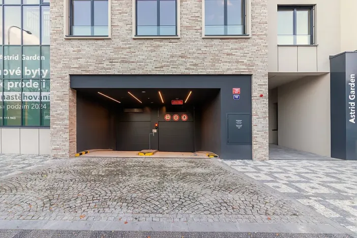 Pronájem garážového stání, Praha - Holešovice, U průhonu, 17 m2