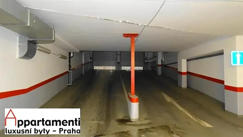 Pronájem garážového stání, Praha - Smíchov, Na Zatlance, 13 m2