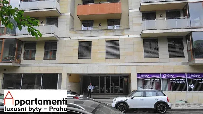 Pronájem garážového stání, Praha - Smíchov, Na Zatlance, 13 m2