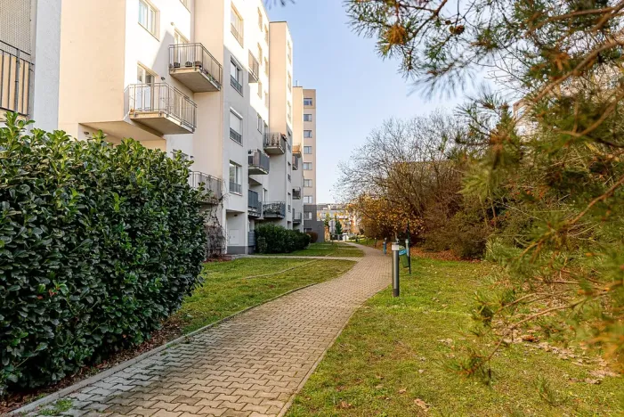 Pronájem garážového stání, Praha - Hlubočepy, Chlupáčova, 12 m2