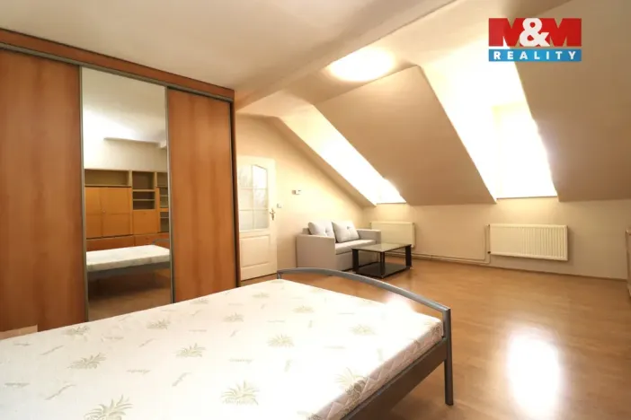 Pronájem bytu 1+1, Karlovy Vary, Jaltská, 46 m2