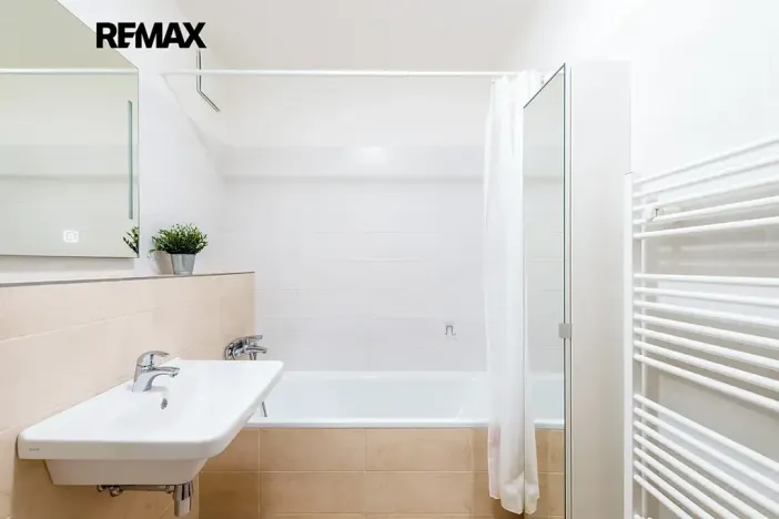 Pronájem bytu 2+kk, Praha - Vysočany, Sousedíkova, 55 m2