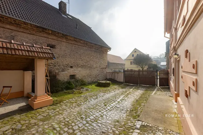 Prodej vícegeneračního domu, Chotiněves, 495 m2