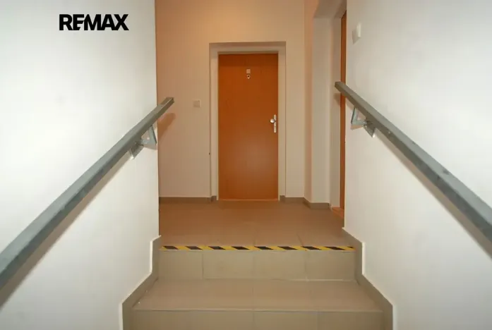 Pronájem bytu 1+kk, Velký Osek, U hřiště, 43 m2