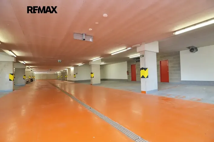 Pronájem garážového stání, Praha - Hlubočepy, Miloše Havla, 16 m2