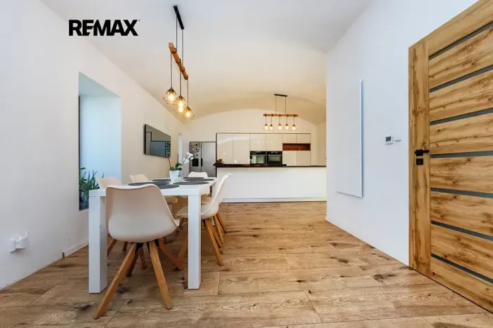 Prodej rodinného domu, Černuc, 330 m2