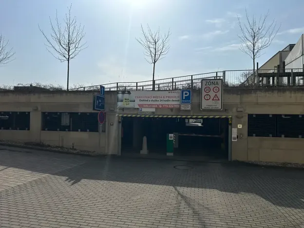 Pronájem garážového stání, Hradec Králové, Plácelova, 15 m2