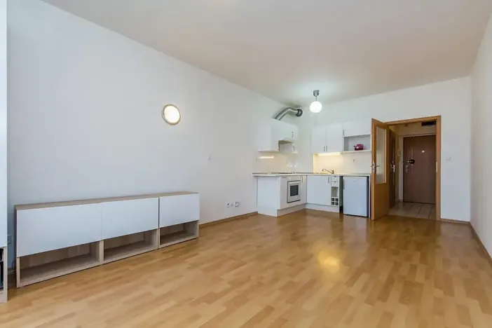 Pronájem bytu 1+kk, Praha - Řeporyje, Wiesenthalova, 34 m2
